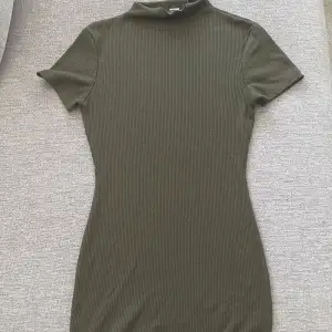 T-shirt klänning från bikbok använd en gång och är jätte snygg