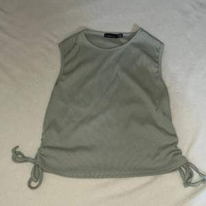 Säljer detta gröna linne från Boohoo. Fint skick och använd fåtal gånger. 💘