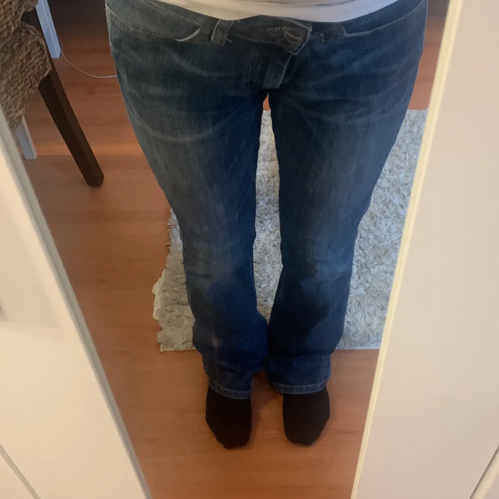 Nu säljer jag mina lågmidiga jeans då dom inte kommer till så mycket användning. jag är 163 och dom är någon centimeter långa passar typ folk som är 165 cm lång .jätte fint skick 8/10 / om ni har några fler frågor så skriv gärna mvh/Tyra. Jeans & Byxor.