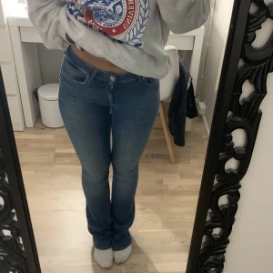 Blå lågmidjade bootcut jeans - Säljer dessa fina lågmidjade bootcut jeans från only❤️har en liten defekt (se bild 3) men de syns ej ifall man inte lyfter på öglan (som jag gjorde på bilden)💗 annars i jättebra skick och inga andra defekter! Jag är 170cm❤️