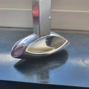 Calvin klein- euphoria  - Calvin klein parfym i Euphoria. Den luktar väldigt bra och har noter av oriental floral. Toppnoterna är granatäpplen. Har bara använt den en gång, motsvarande till en spray-klick . Säljer den bara för att jag inte tål parfym längre.  