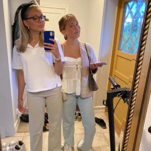 Vit frotte skjorta - Säljer denna vita frotte skjorta, liten urtvättad och har några fläckar därav priset💕💕