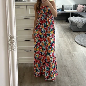 Blommig långklänning - Helt ny blommig långklänning. Finns även band till💗jag är 157cm