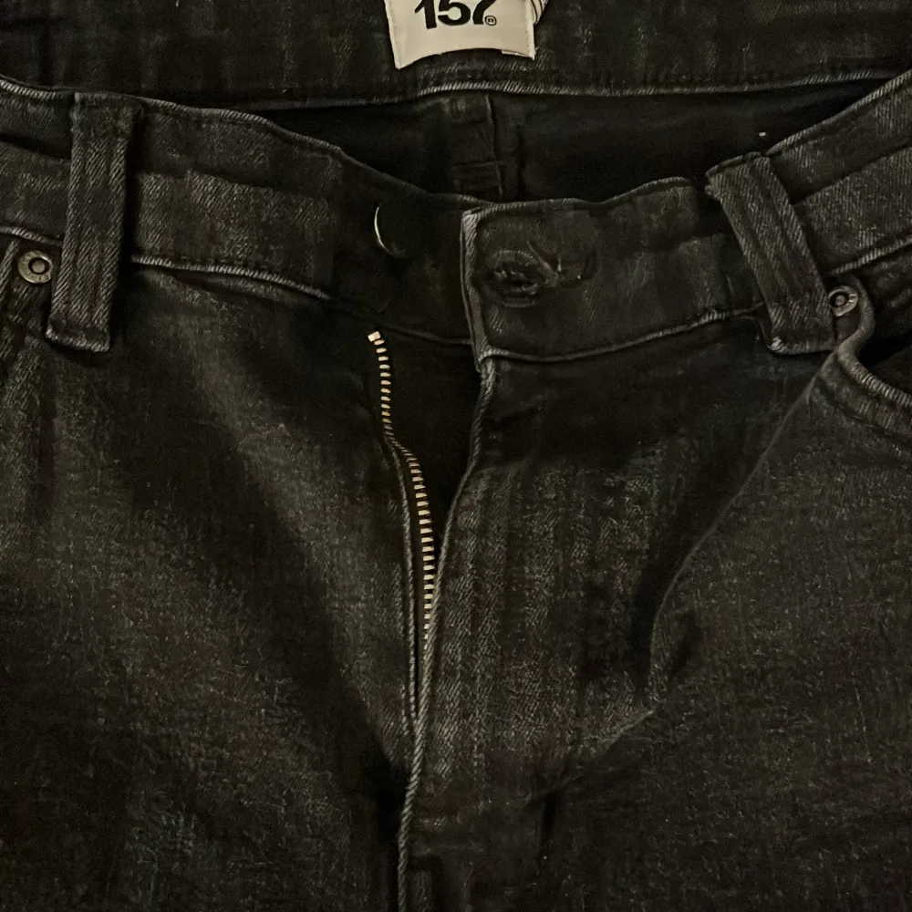 Ett par svarta jeans från Lager 157 som är i ett bra skick men har ett par fläckar på, men det kommer gå bort efter jag tvättat den. Det står ingen storlek så jag är inte säker men är väldigt säker på att den är en L som har töjts ur ett liten bit. . Jeans & Byxor.