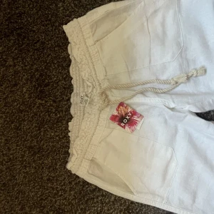 OANVÄNDA Roxy linnebyxor  - Hej! Säljer mina oanvända vita roxybyxor då jag har två par av de vita. De är aldrig använda och var lapparna kvar. Köpta på Zalando för 599kr + frakt💗