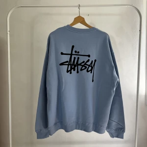 Stussy tjocktröja - En äldre stussy tjocktröja i storlek Large men är stor i passformen så skulle säga närmare xl. 