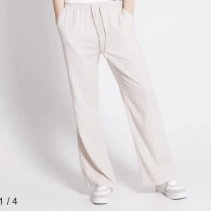 Linnebyxor  - Säljer linnebyxor i beige&svart. Endast testade men kommer ej till användning. Beige strl-XS Svarta strl-S☺️ (140 kr st)