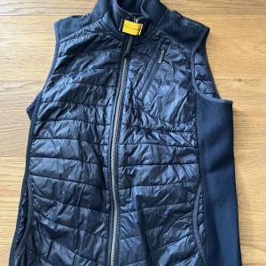 Parajumper väst  - Parajumpers väst. Size Youth-M, som vuxen small. Bra skick förutom att lite gått upp på innerficka, bild 3.