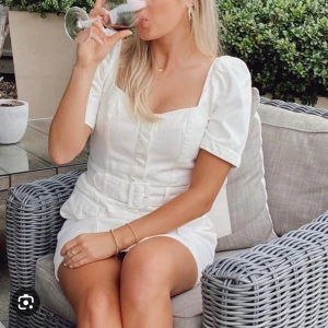 Sommarklänning - Säljer denna fina klänning från & other stories i storlek 42. Klänning är jättefin och är använd under två tillfällen. Köparen står för frakten 😊