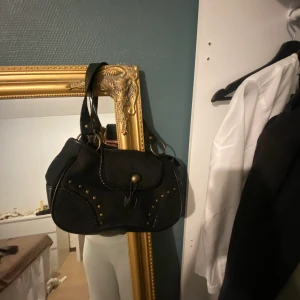 Svart handväska  - Svart handväska, korta band!