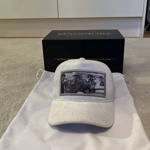 Maggiore - Säljer en maggiore keps limited edition S2 C9. Fint skick 8/10. Box och dustbag ingår. Ny pris 750.