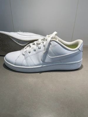 Nike skor - Nike Court Royale  Använd 1 gång.  Säljer dessa för 400kr (ordinarie pris 799kr)  Finns i Göteborg men kan fraktas. 