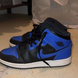 Jordan 1 mid royal blue  - Säljer mina jorden 1 i storlek 40 dom är använda några gånger men är i bra skick, frakt betalas alltid själv och med snabb affär kan vi komma överens om priset 