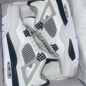 Air Jordan 4 military black - Tjena folket! Säljer helt nya Jordan 4or military black, strlk 44, vid flera frågor är det bara att skriva.