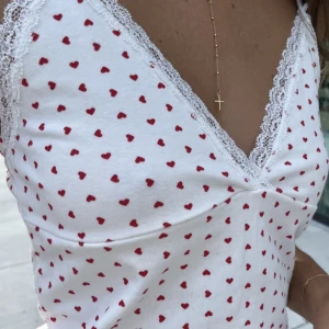 Brandy Melville topp - Säljer mitt jättegulliga linne från brandy Melville då den inte kommer till användning, inte mina bilder men skriv för fler bilder😊 använd fåtal gånger i fint skick 