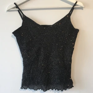 Glitter Topp - Köpt secondhand. Vintage. Stretchig 🖤 Säljer flera liknande toppar!