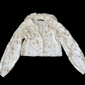 Blus  - Fin blus i spräckligt mönster från Zara. Skönt och luftigt material och går att bära öppen som en kofta. I nyskick 🪷