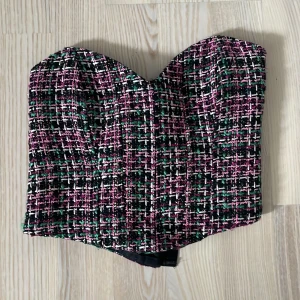 Korset - Säljer denna super fina korsetten från Zara då den tyvärr har blivit för stor för mig🫧💐🩷
