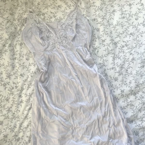 Coquette klänning - Jätte söt å Lana del rey vinyl klänning😫 köpte förra året på beyond men har själv aldrig använt den! 