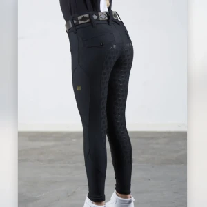 maya delorez ridbyxor - jättefina maya delorez ridbyxor i storlek Xxs/ 2Xs, slutsålda på hemsidan i den storleken, de är i nyskick & är inte slita eller något sånt. nypriset är 1299 kr, säljer de för 450💘modellen är Performance Breeches, skickar gärna egna bilder❣️