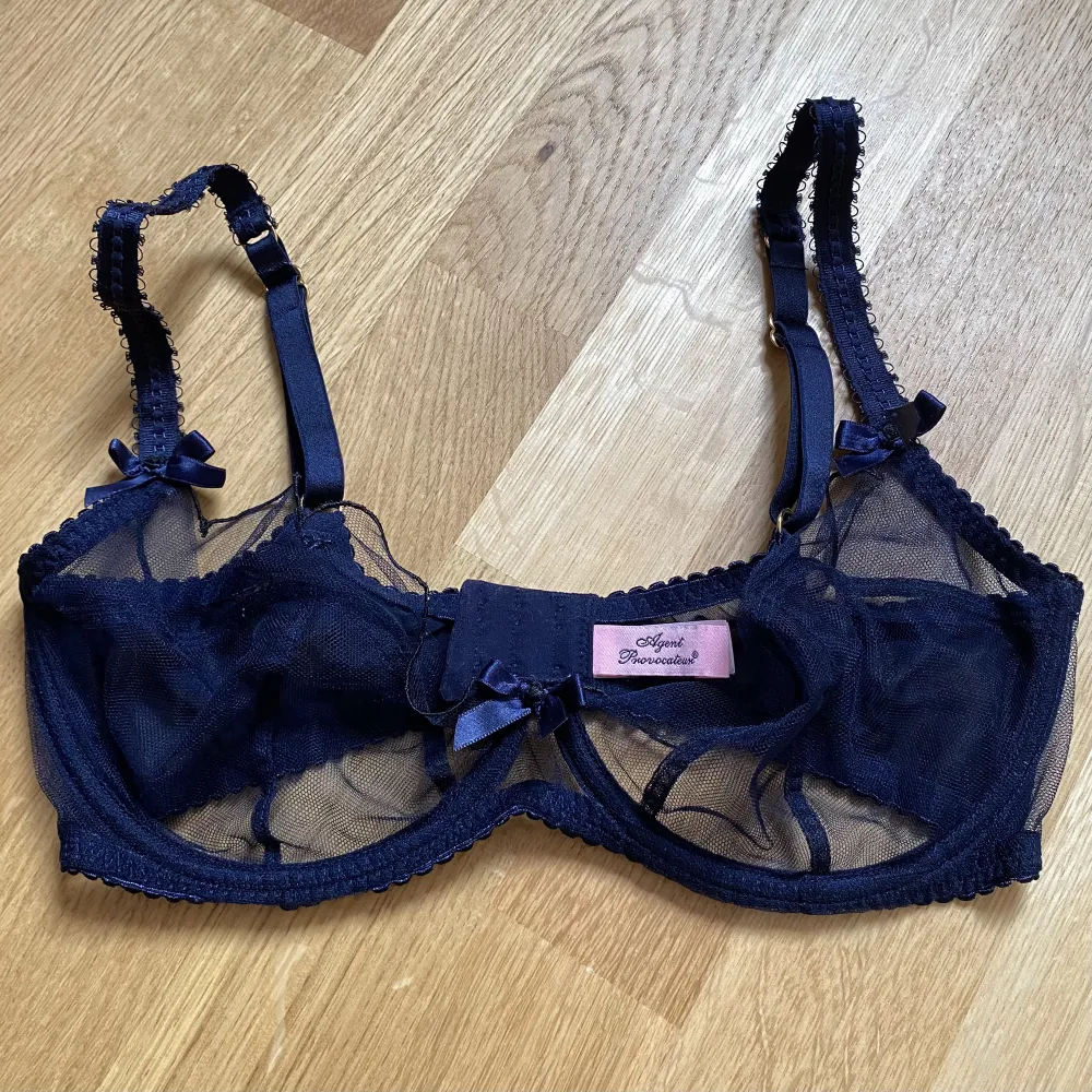 Lorna Bra från Agent Provocateur inköpt på deras hemsida, fint skick. Nypris ca 1400kr + tull och frakt. Storlek uk 34DD. Accessoarer.