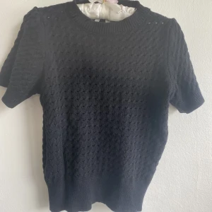 Fin topp - En superfin topp ifrån missay i nyskick.  Jätte skönt material med små hål i,  och är i storlek S.  Nypris 300❤️🤍🩵
