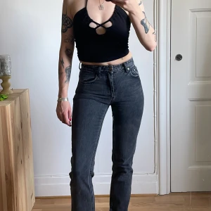 Zara jeans  - De populära jeansen från zara. Full length med slit längst ner. 