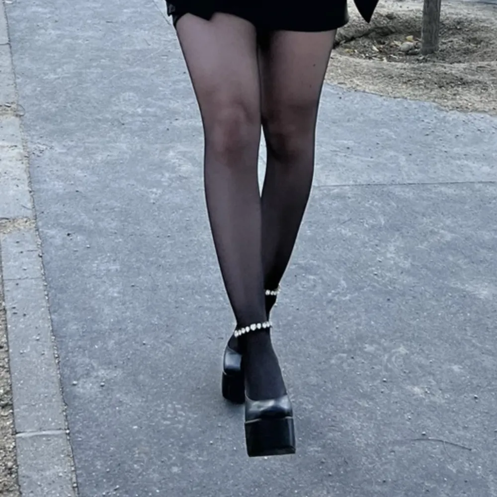 Platå klackar med Versace inspiration. Storlek 37, bekväma, klarade att gå runt i Paris med dem👍🏻. Sjukt snygga men har inte använt dem sen den gången så därav säljer jag dem. . Skor.
