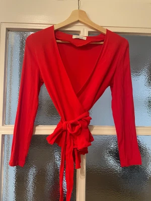 Omlott topp samsøe samsøe  - Snygg omlottopp från samsøe samsøe i mycket gott skick. Storlek XS. 