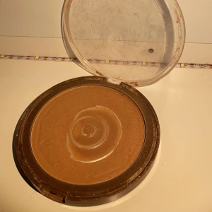 Bronzer - Använd, men använd genom borste så inte rörd med händer eller liknande. 
