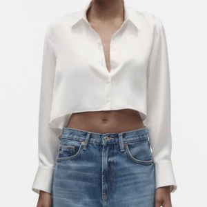 Zara topp - Slutsåld och oanvänd med prislapp kvar! Köpte för 329kr. Jätteskön och snygg, har en annan i storlek S o hann inte returnera denna 💖Skriv för fler bilder