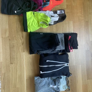 Träningskläder  - Säljer nu träningskläder till ett värde på minimum 4200kr. Säljer då jag har många dubbletter & ej har plats. Säljer som ett paket till ett förmånligt pris😍  Ni har med följande: 8 sporttoppar 4 träningstights  1 hoddie 3 tränings tröjor
