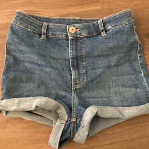 Jeansshorts från H&M💙 - Korta jeansshorts från H&M divided med stretch💕 