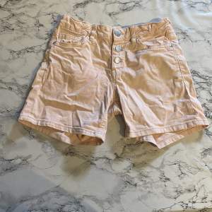 Laxrosa shorts som är väldigt fina och somriga. Bredden vid midjan går att justera.