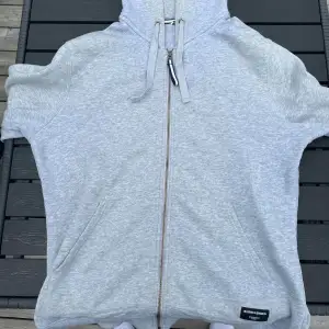Hej! Säljer nu min snygga Björn Borg zip hoodie, Köpt på MQ. Den är i väldigt bra skick och har inga defekter. Storlek Medium. Tveka inte på att skriva om du har någon fråga eller liknande ☺️ Checka gärna in min profil för mera kläder