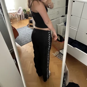 Kappa byxor - Säljer dessa coola lågmidjade kappa byxorna😮‍💨Skriv om ni har frågor🤝🏼