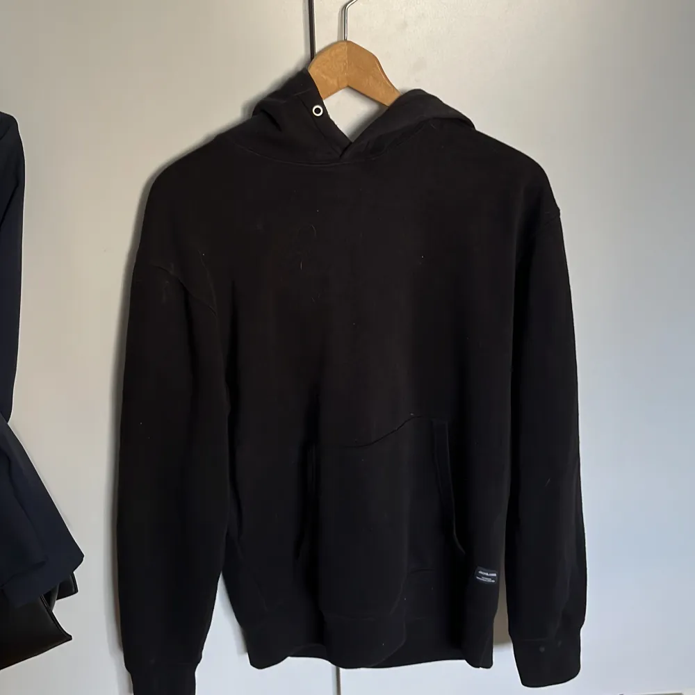 svart hoodie i storlek medium, använd några gånger men bra skick!. Hoodies.