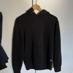 svart hoodie i storlek medium, använd några gånger men bra skick!