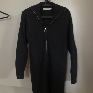 Knälång cardigan  - Stickad kofta från Carin Wester. Når till knäna på mig som är 165 cm lång. Kan även bäras som en klänning. 