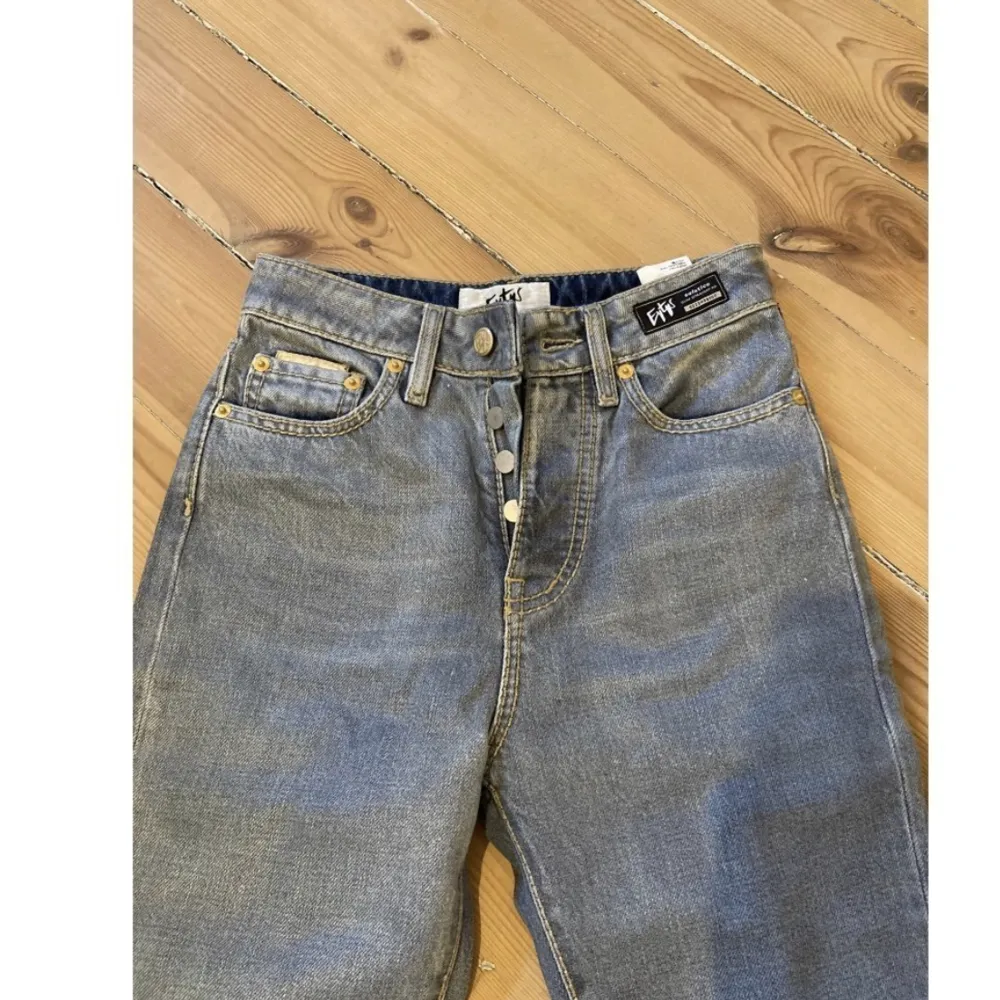 Skitsnygga jeans från Eytys.  De är highwaisted men raka i benen. 😆❤️ säljer för att det var för små för mig. Så aldrig använda. Jeans & Byxor.