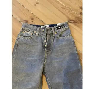 Skitsnygga jeans från Eytys.  De är highwaisted men raka i benen. 😆❤️ säljer för att det var för små för mig. Så aldrig använda