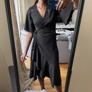 Klänning - Klänning från Pernilla Wahlgrens kollektion 2019! Använd fåtal gånger. 