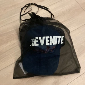 Revenite Monaco Deep Blue Velvet Cap - Monaco Deep Blue Velvet Cap från Revenite. Exklusive keps då det bara gjorts 1500 stycken. Har en till keps i denna färg sen har jag i två andra färger också (kolla mina andra annonser)