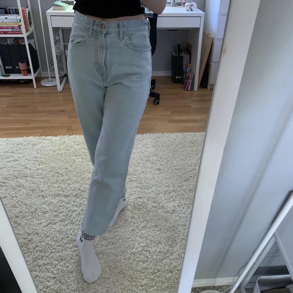 Ljusblå jeans från Mango!! Mycket fina i nytt skick och jättebra kvalité på tyget 💕✨ Säljer pga för korta för mig. Jeans & Byxor.