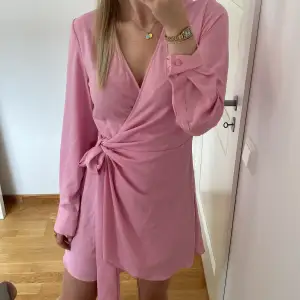Säljer denna söta rosa klänning från H&M. Använd 1 gång (midsommar) och har inga defekter. 
