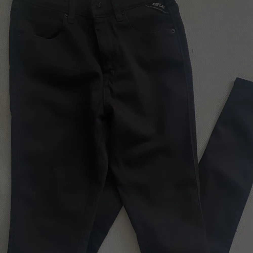 Svarta jeans från Replay. Helt svarta, svårt att få till färgen på bild. Aldrig använda. . Jeans & Byxor.