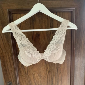 Intimissimi bh - Båda 75c från intimissimi. Nyskick och nypris runt 399/499 styck ❤️ båda för 300