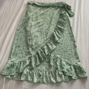En fin lång Volangkjol kjol med prislappen på och aldrig använd🤩🙌🏼 Egentligen är de storlek L men den är liten för att vara L så jag skulle vilja säga M helt klart❣️