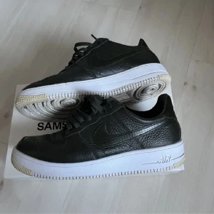 Nike Air Force 1 - Nike air force 1 med färgen olivgrön/mörkgrön med ett fint och väldigt unikt mönster. Dem är ganska använda men dem har fortfarande ett fint skick. Säljes eftersom jag inte använder dem längre.  Dm ifall ni har frågor
