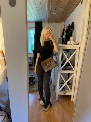 DKNY väska  - Säljer en brun DKNY väska. Säljer då den inte är min stil, har aldrig använt. 💕☺️